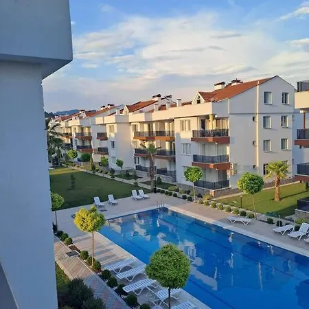 Havuz Olanagi Sunan Guezel Guezel Bir Daire
